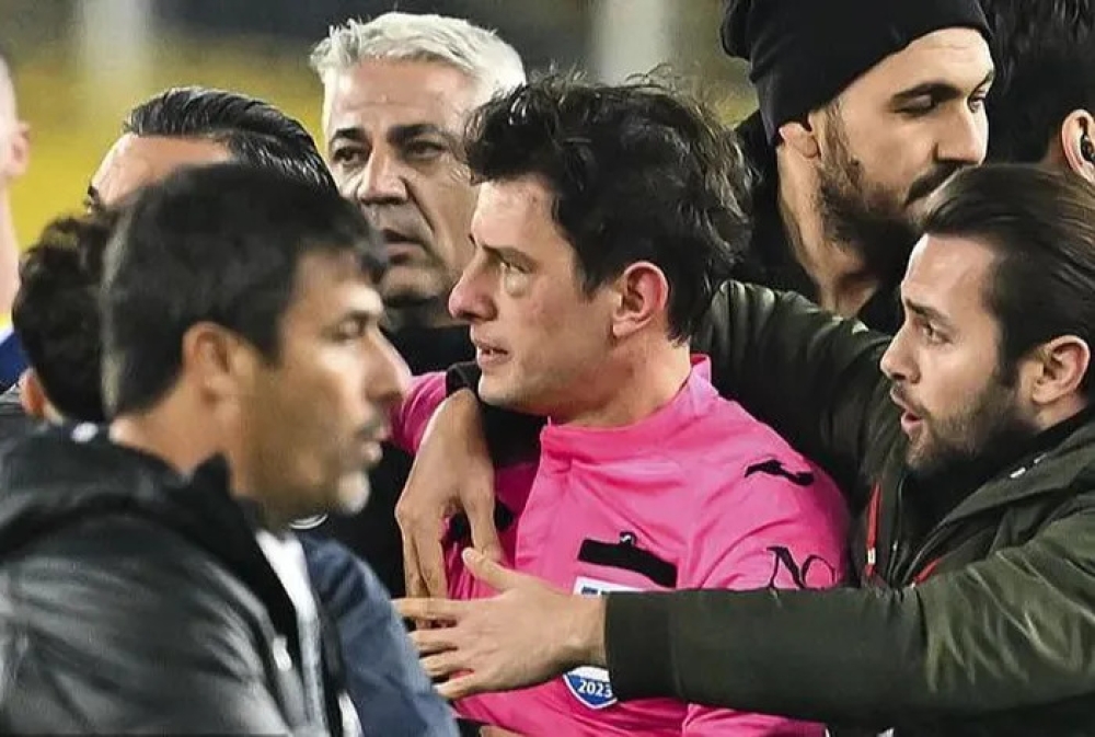 Độc lạ bóng đá Thổ Nhĩ Kỳ: Trọng tài bị đấm sưng mắt trên sân